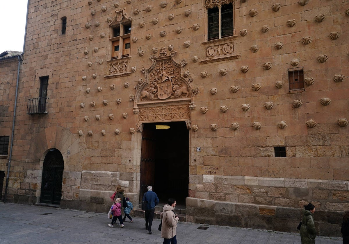 Imagen de la fachada de la Casa de las Conchas, ahora convertida en biblioteca pública.