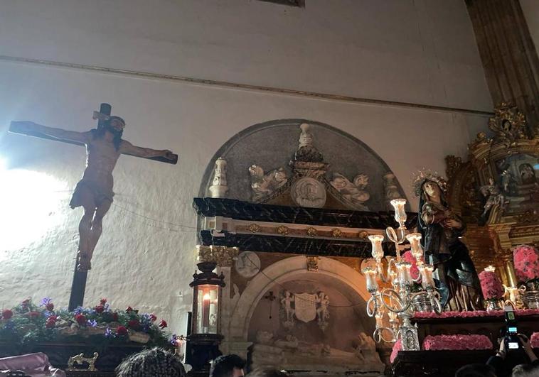 Las imágenes del Cristo de la Agonía y la Virgen de los Dolores en el interior del convento de las Úrsulas