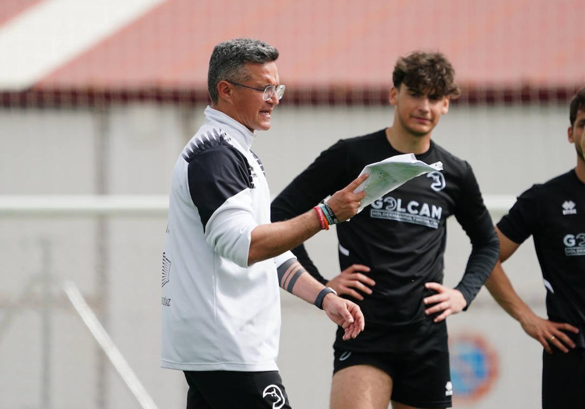 Dani Ponz explica un ejercicio durante un entrenamiento en el anexo al Reina Sofía.