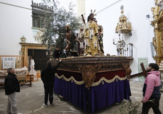 Últimos preparativos en el paso de 'El Prendimiento', ya en la capilla de Las Úrsulas.