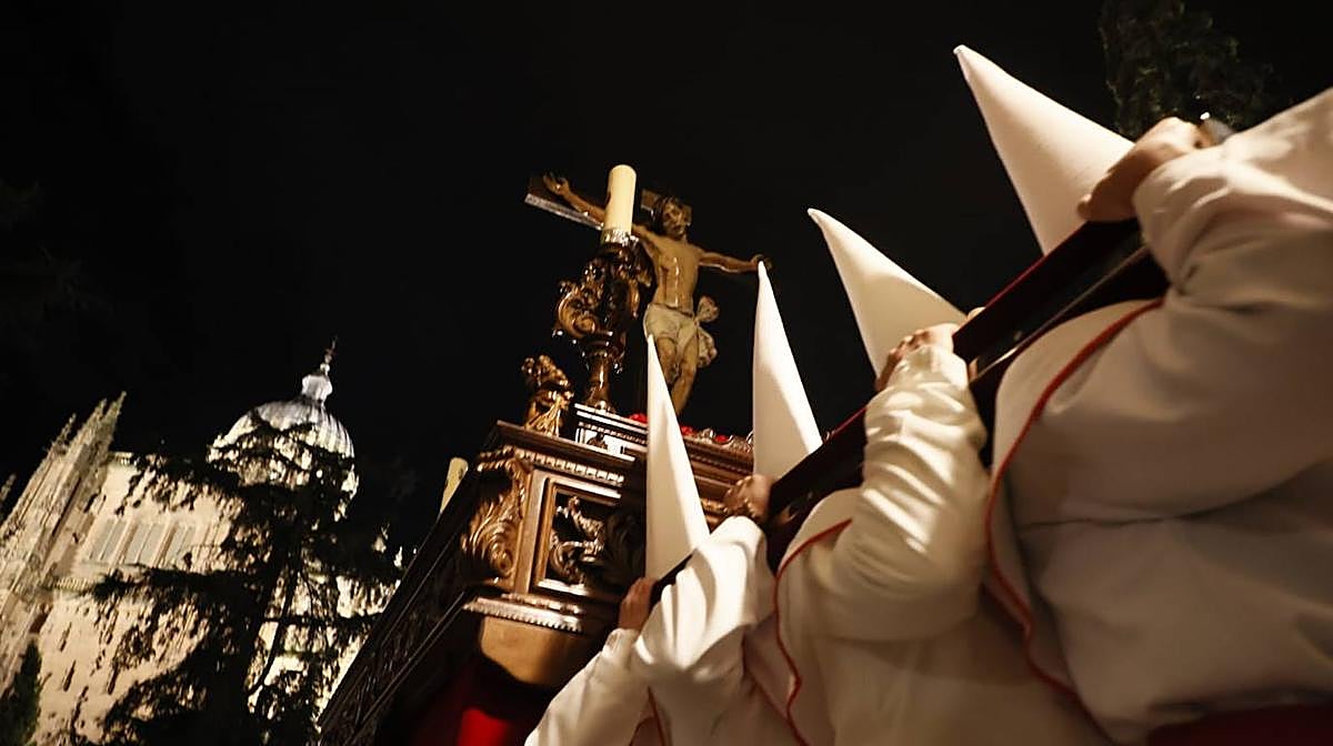 La lluvia y el viento no lo impidieron: así fue la emocionante salida del Cristo de la Agonía Redentora de la Catedral Nueva