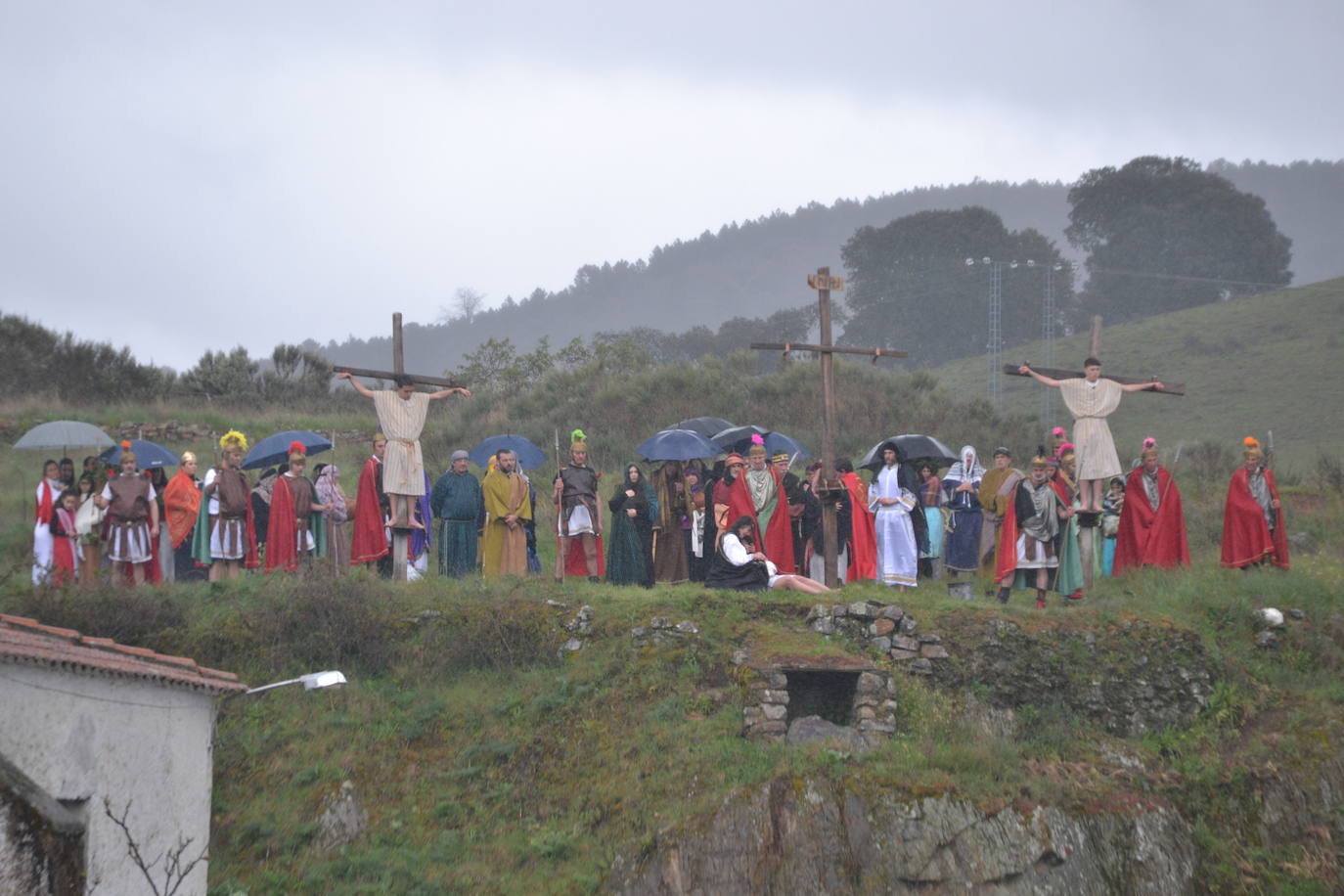 La lluvia añade dramatismo a La Pasión de Serradilla