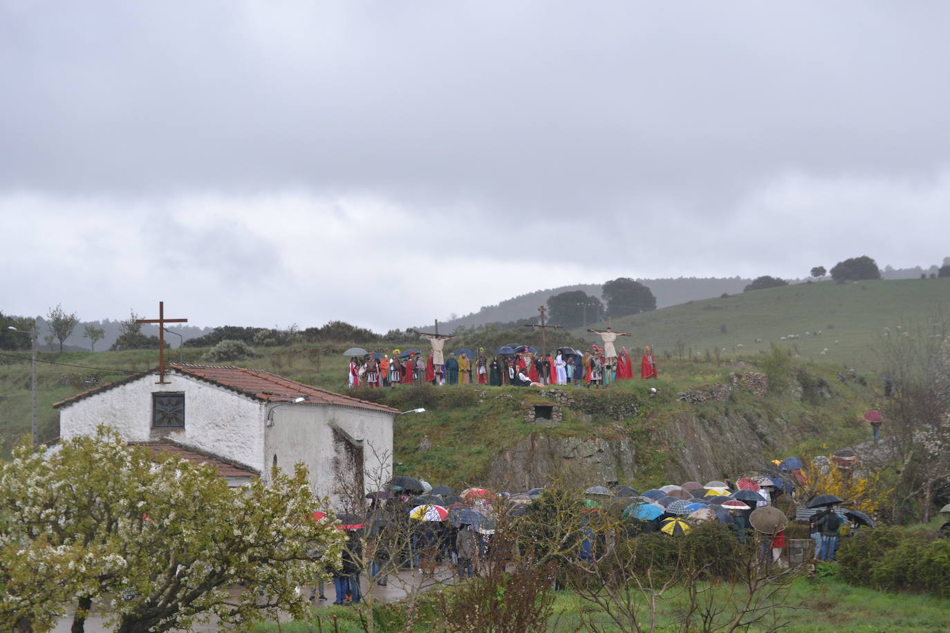 La lluvia añade dramatismo a La Pasión de Serradilla