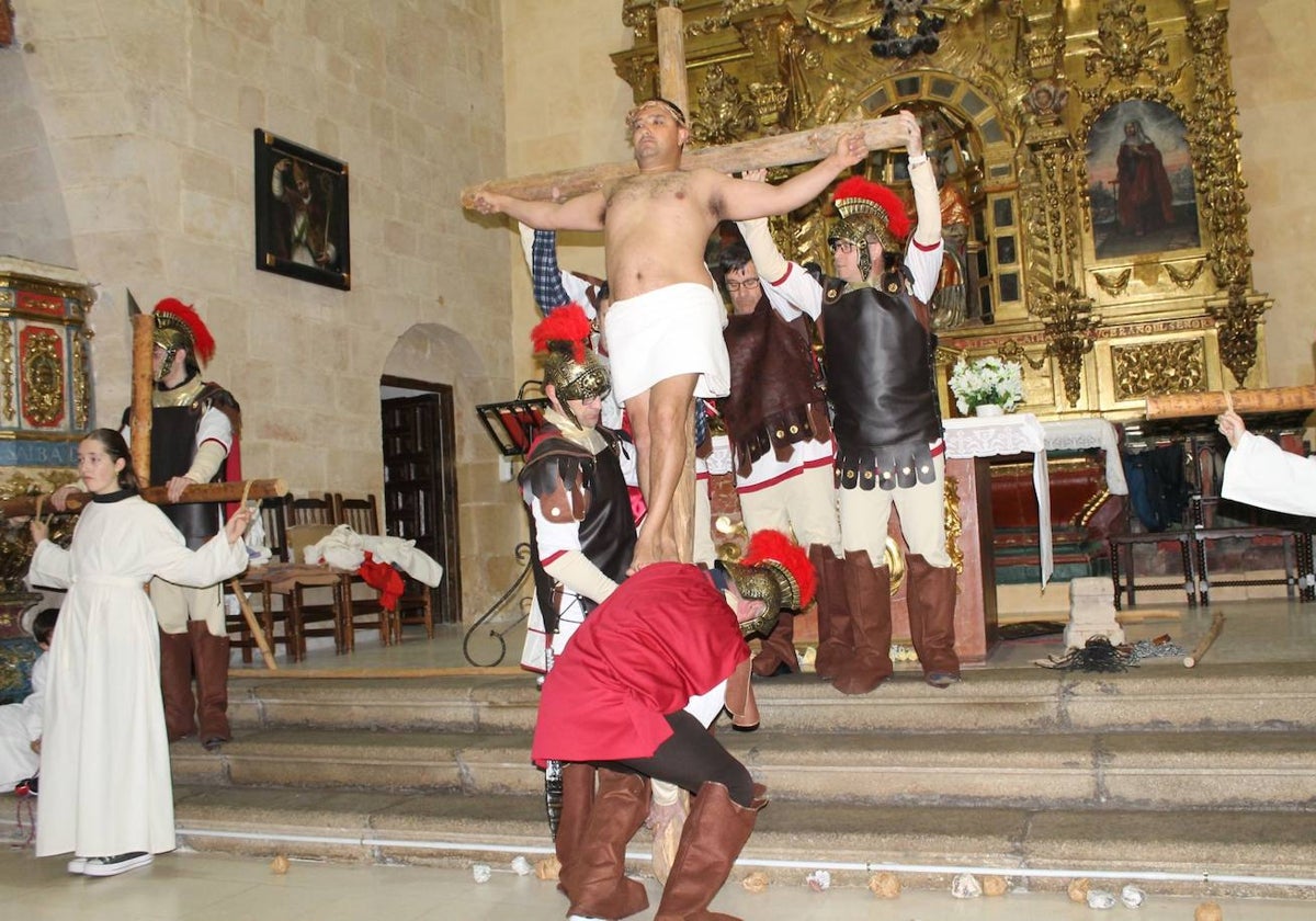 El viacrucis viviente de Villoruela cautiva a los fieles