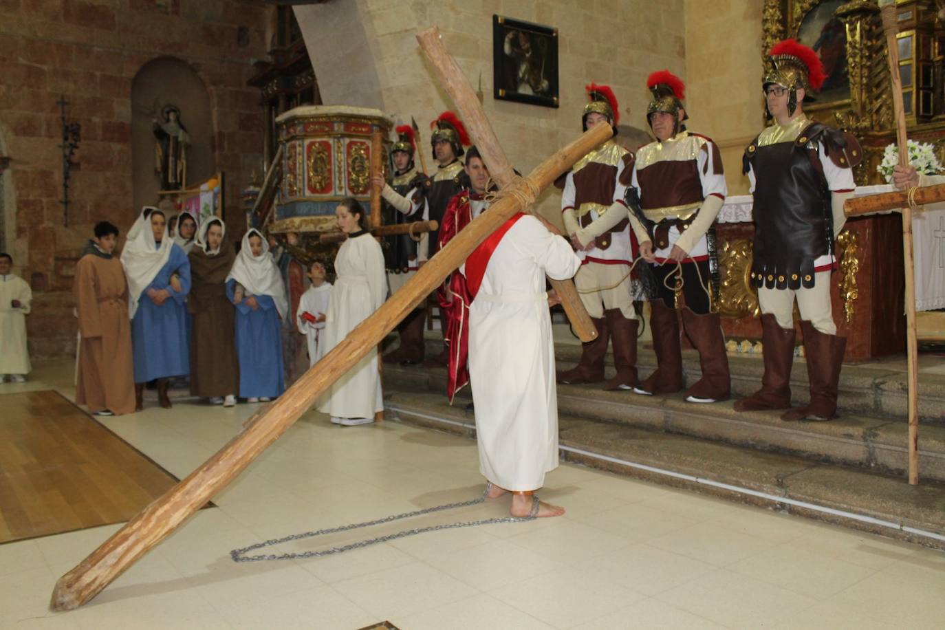 El viacrucis viviente de Villoruela cautiva a los fieles