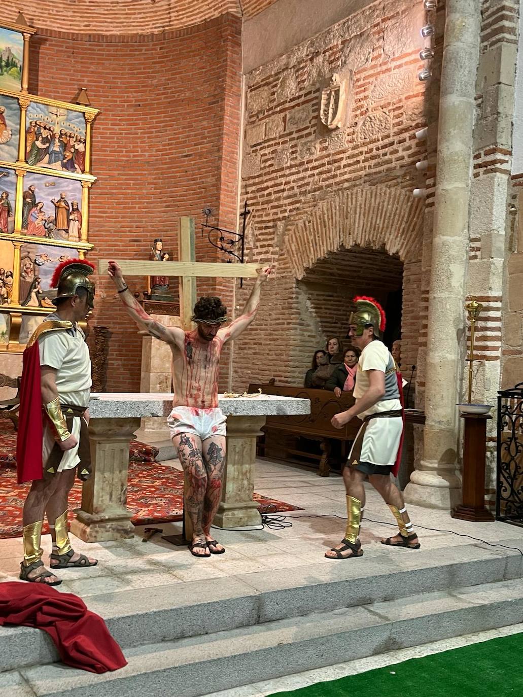 Las expresivas escenas del viacrucis viviente de Paradinas de San Juan