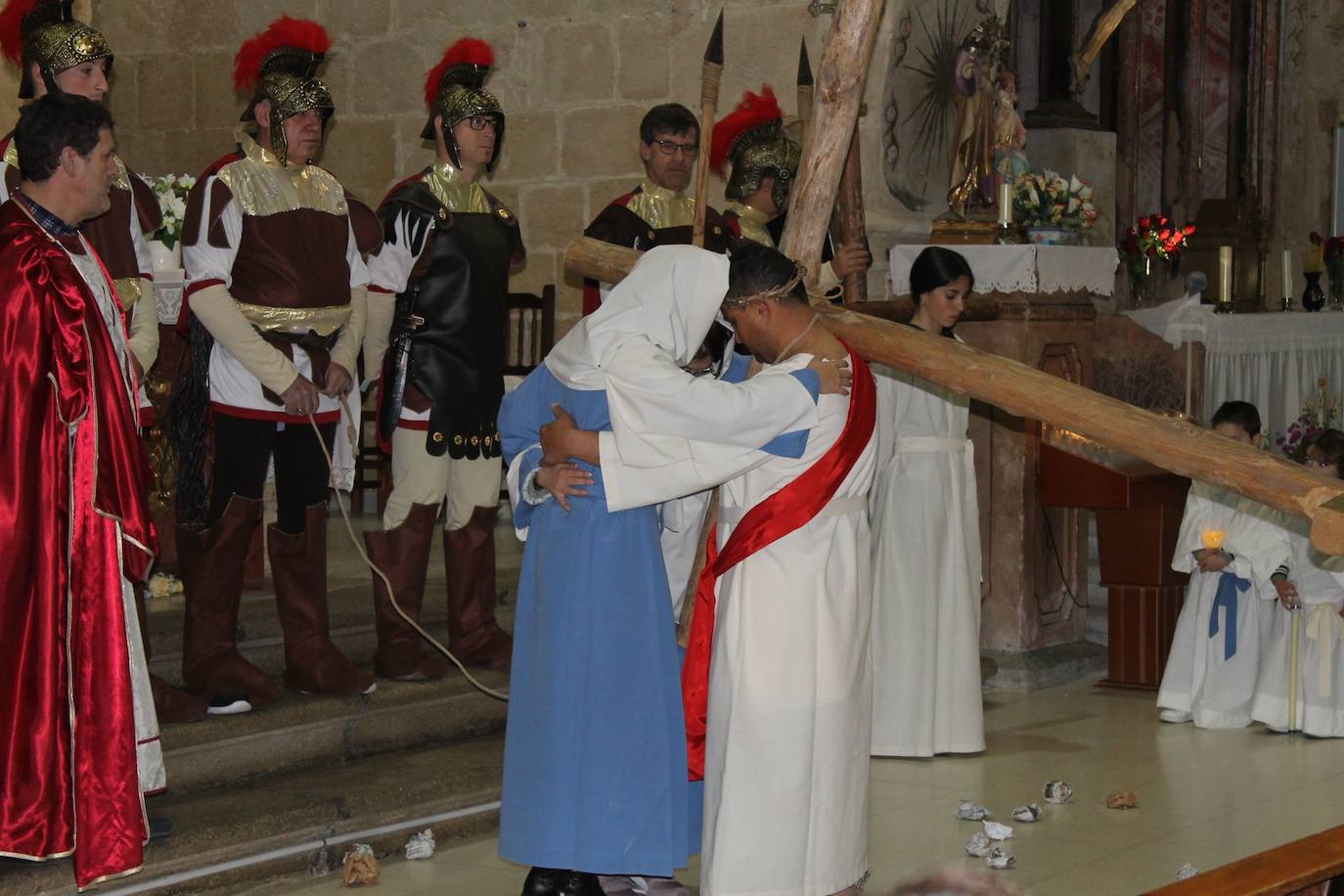 El viacrucis viviente de Villoruela cautiva a los fieles