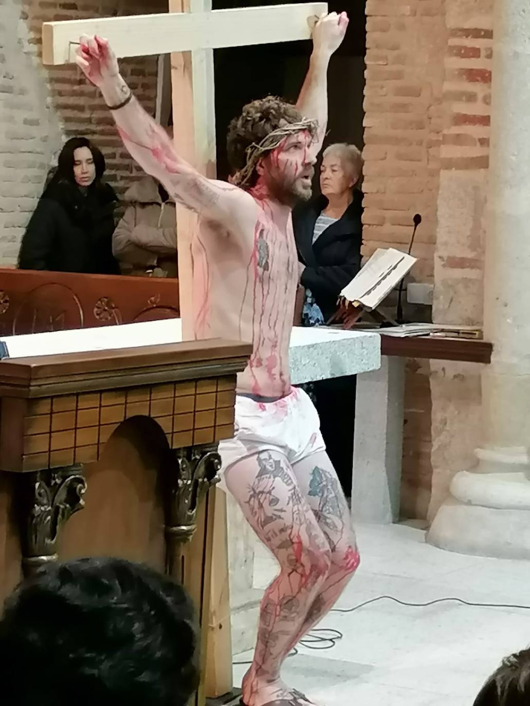 Las expresivas escenas del viacrucis viviente de Paradinas de San Juan