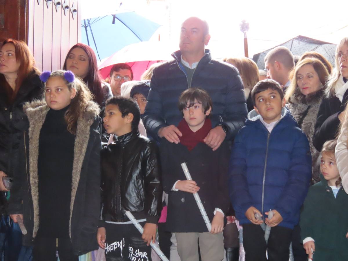 La Piedad y el Cristo de San Luis presencian la ofrenda de la vela