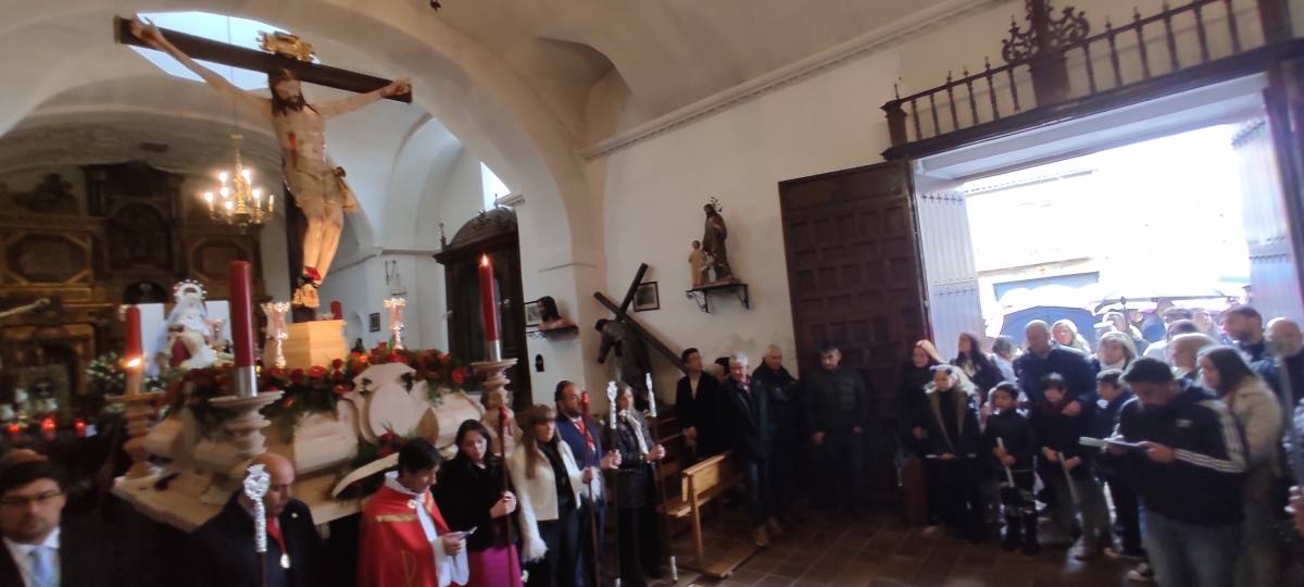 La Piedad y el Cristo de San Luis presencian la ofrenda de la vela