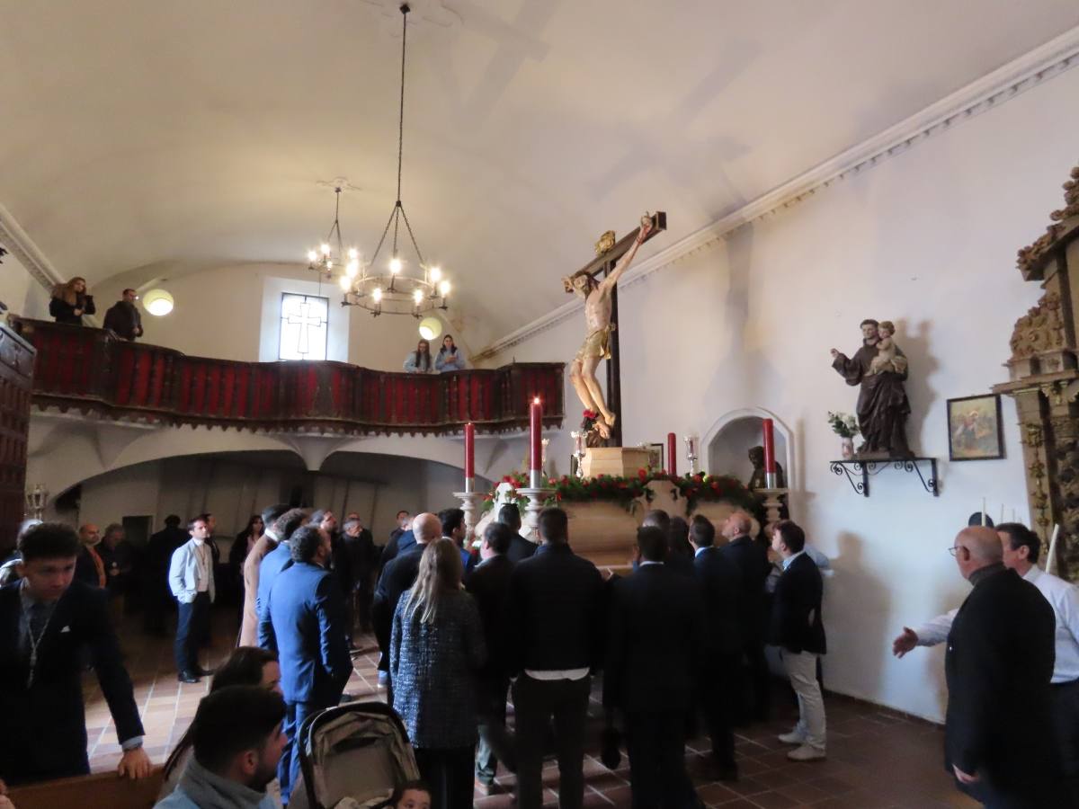 La Piedad y el Cristo de San Luis presencian la ofrenda de la vela