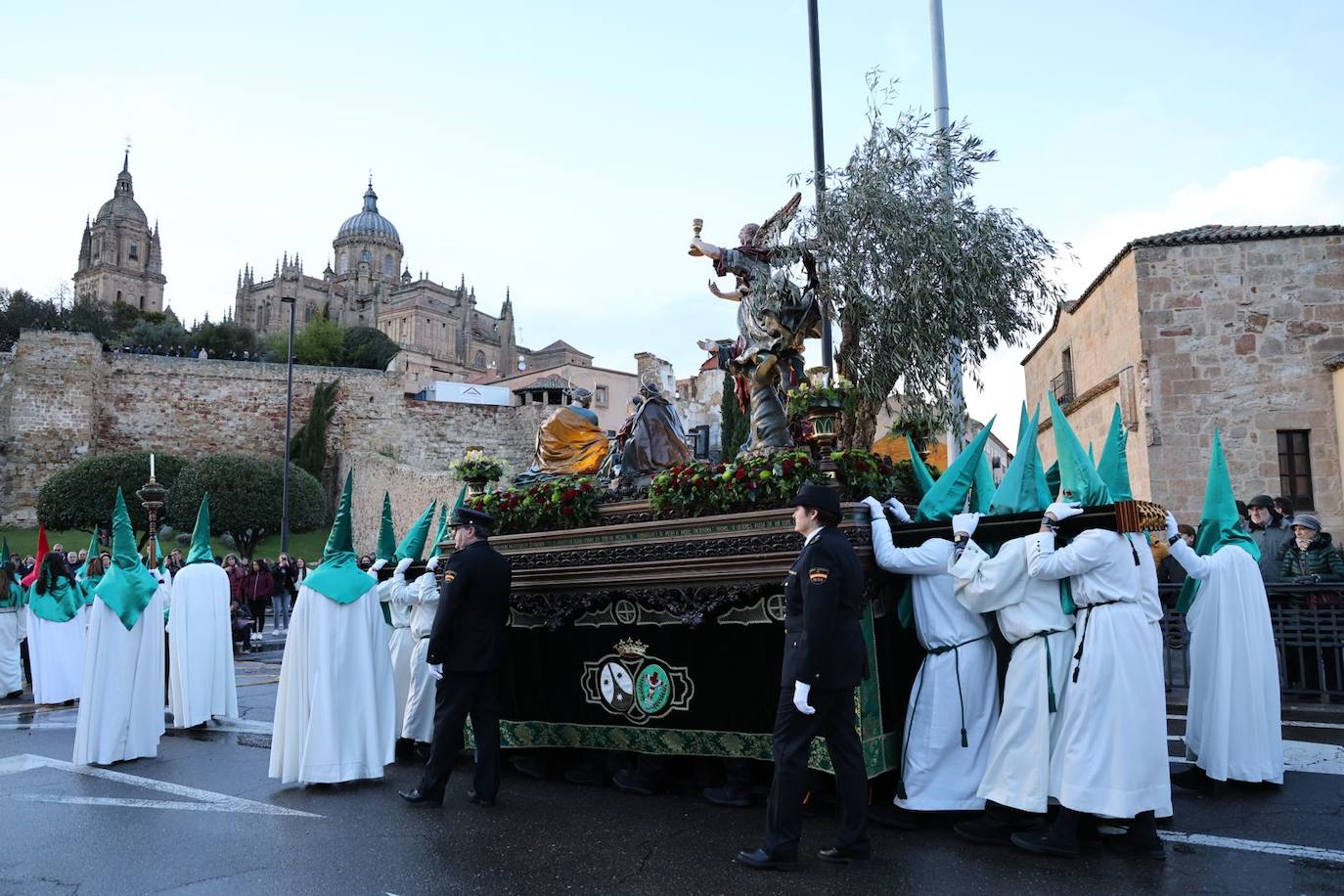 Procesión de la Cofradía de la Oración en el Huerto de los Olivos