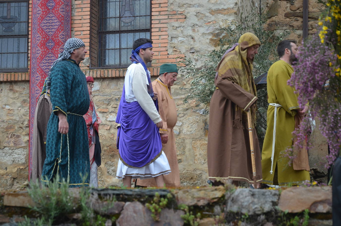 La lluvia añade dramatismo a La Pasión de Serradilla