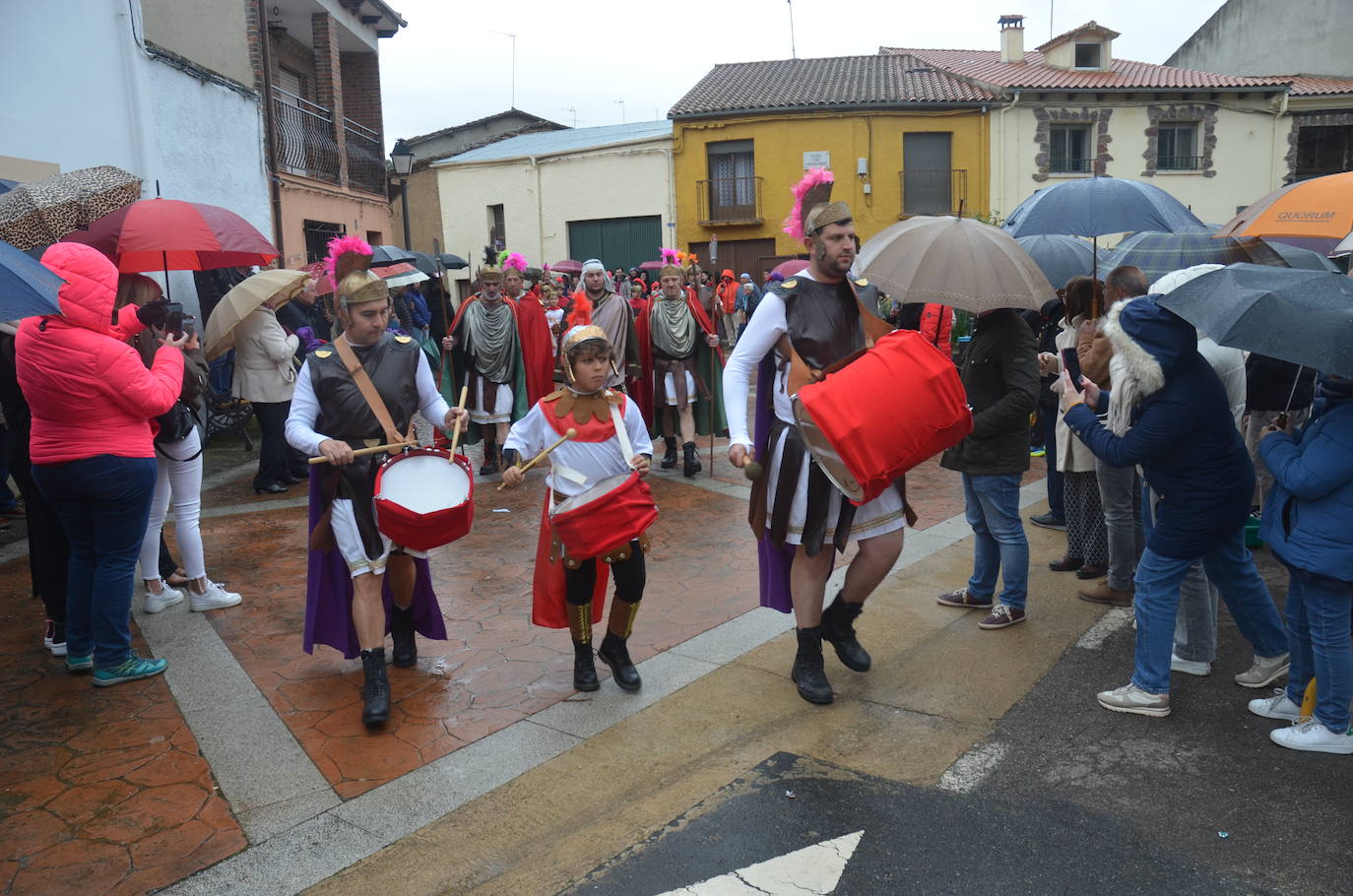 La lluvia añade dramatismo a La Pasión de Serradilla