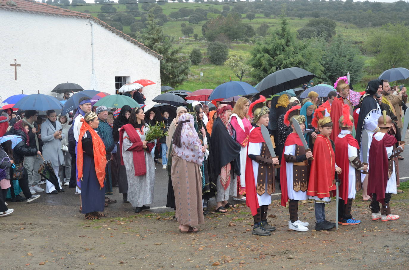 La lluvia añade dramatismo a La Pasión de Serradilla