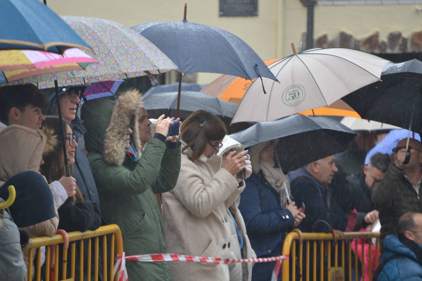 La lluvia añade dramatismo a La Pasión de Serradilla