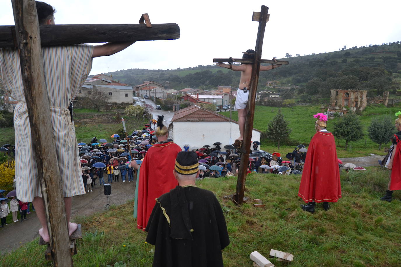 La lluvia añade dramatismo a La Pasión de Serradilla