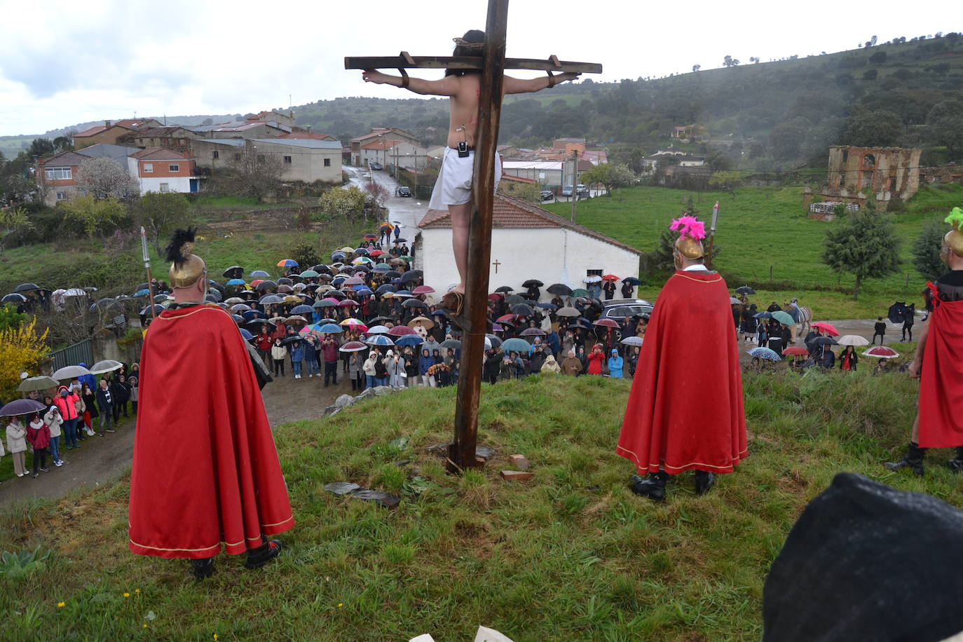 La lluvia añade dramatismo a La Pasión de Serradilla