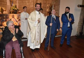 Maika Hernández entregó la vara al nuevo abad, Benjamín López en presencia del cura Roberto Hernández y el presidente de la Vera Cruz, Roberto Mannini