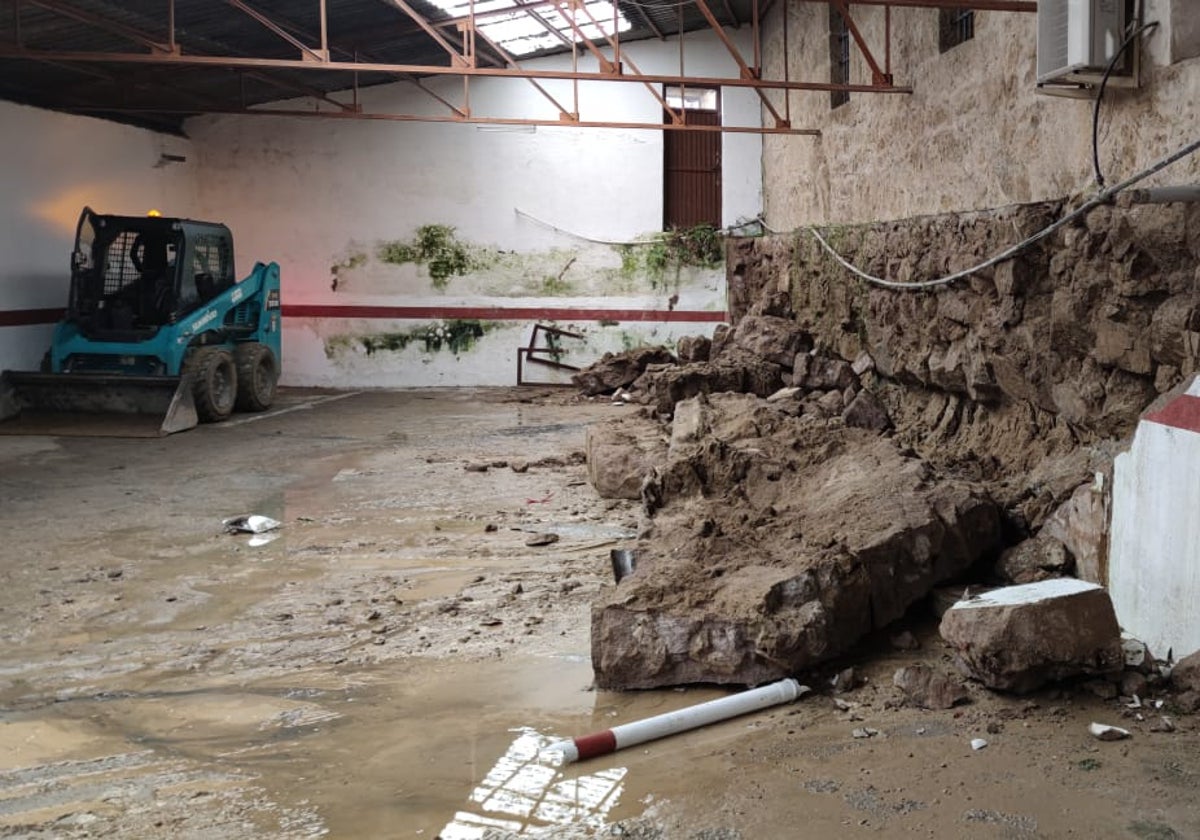 Imagen del muro desprendido en el aparcamiento ubicado bajo el antiguo asilo municipal en Candelario.