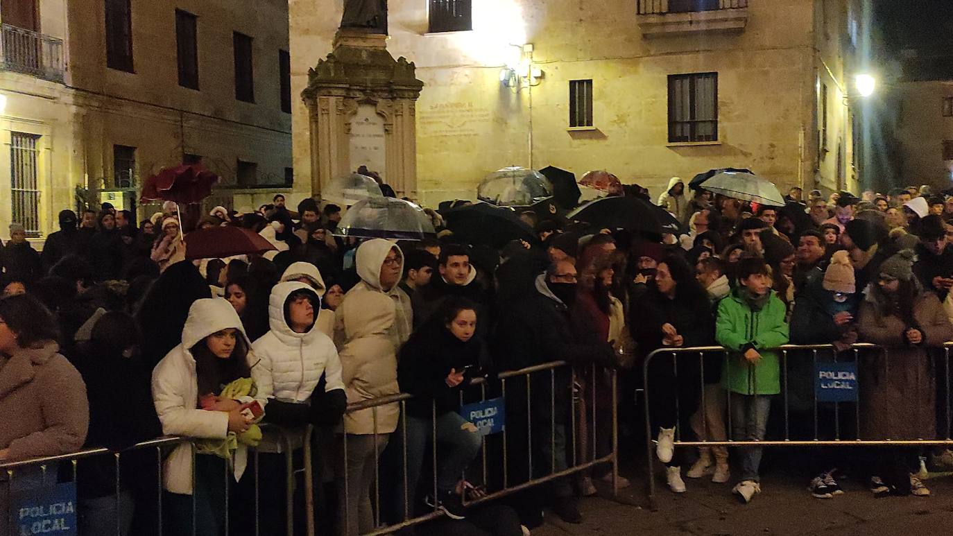 Personas aguardan bajo la lluvia la salida de la procesión de La Soledad