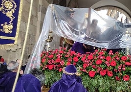 Momento en el que se ha protegido al Nazareno de la lluvia.