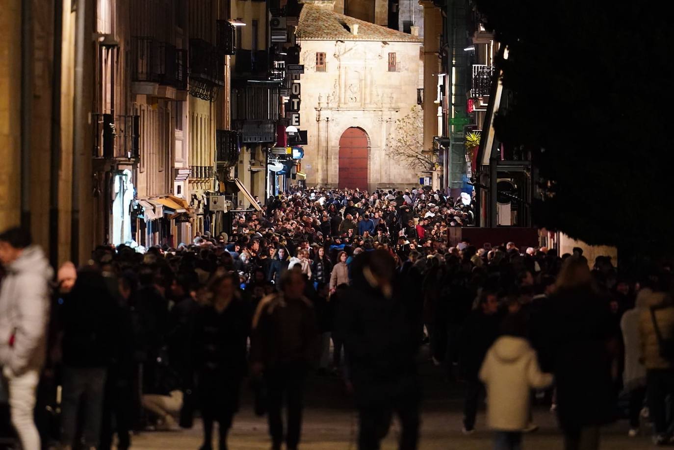 Expectación en los alrededores de la Catedral Nueva para ver salir a La Soledad