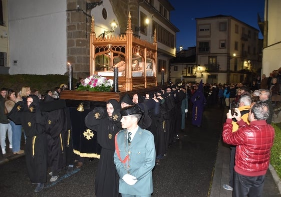 Imagen del Santo Sepulcro saliendo de la iglesia de San Juan para celebrar la procesión del Santo Entierro