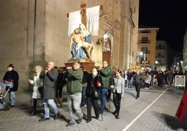 Momento de la salida de la procesión desde la parroquia de Guijuelo.