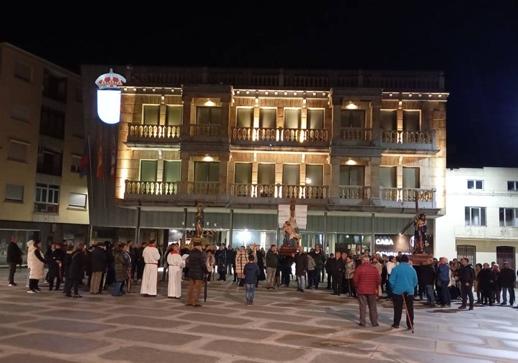 Imagen principal - Diferentes momentos del recorrido de la procesión por las calles de Guijuelo.