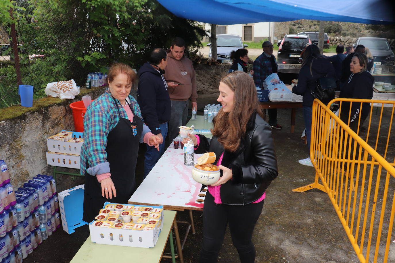 El Tejado disfruta de sus tradicionales patatas en una jornada de convivencia vecinal