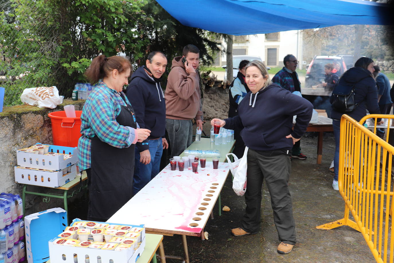 El Tejado disfruta de sus tradicionales patatas en una jornada de convivencia vecinal