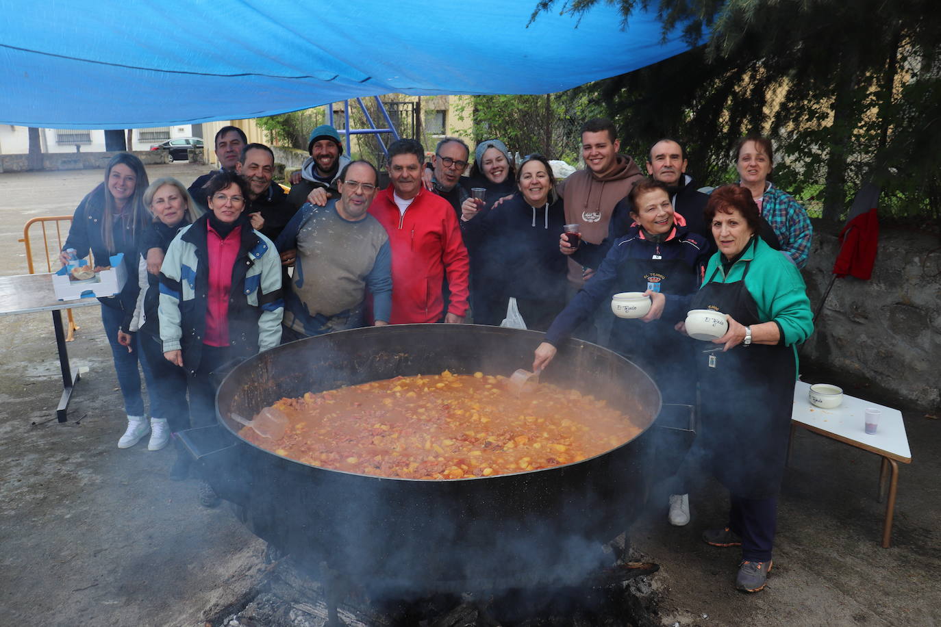 El Tejado disfruta de sus tradicionales patatas en una jornada de convivencia vecinal