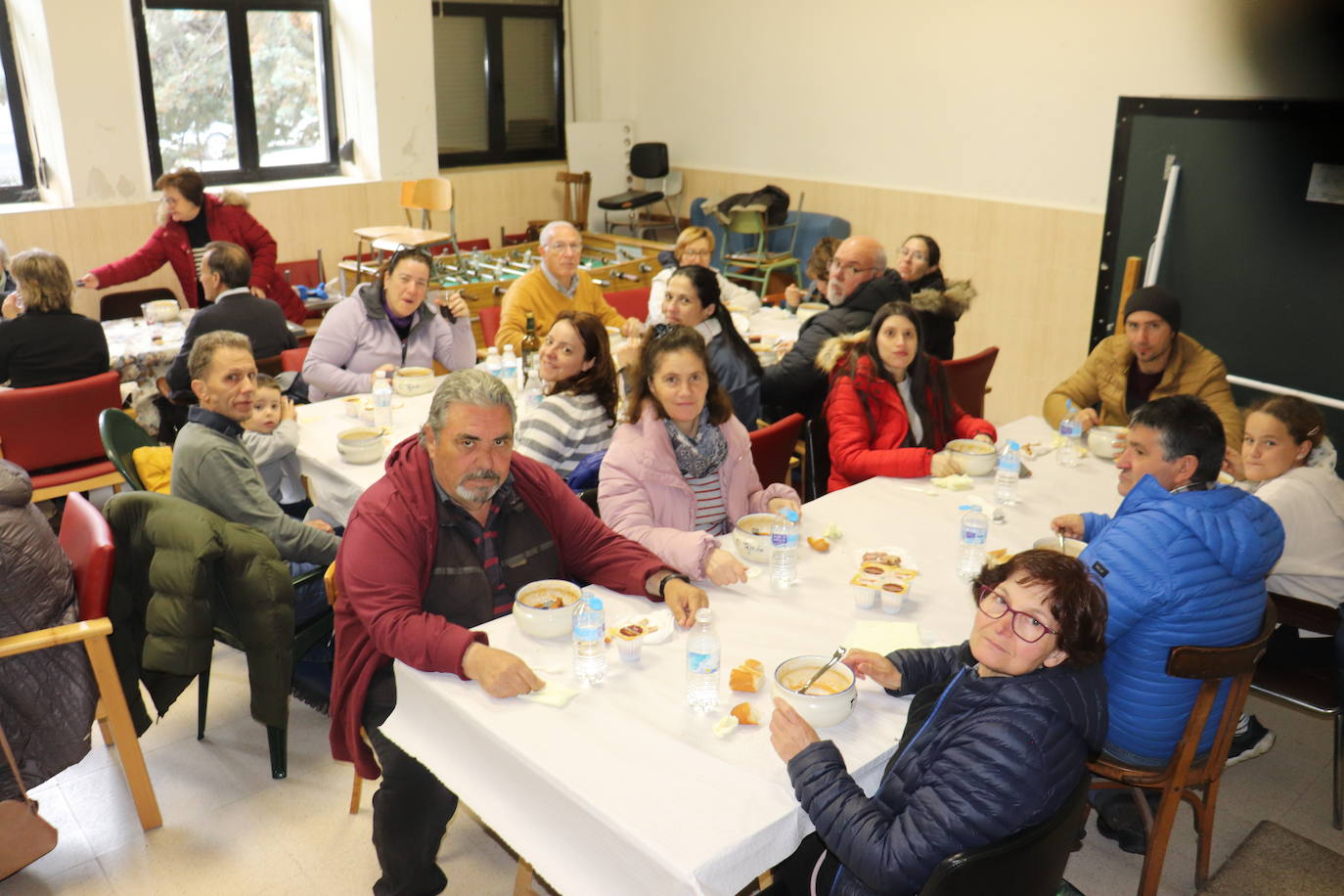 El Tejado disfruta de sus tradicionales patatas en una jornada de convivencia vecinal