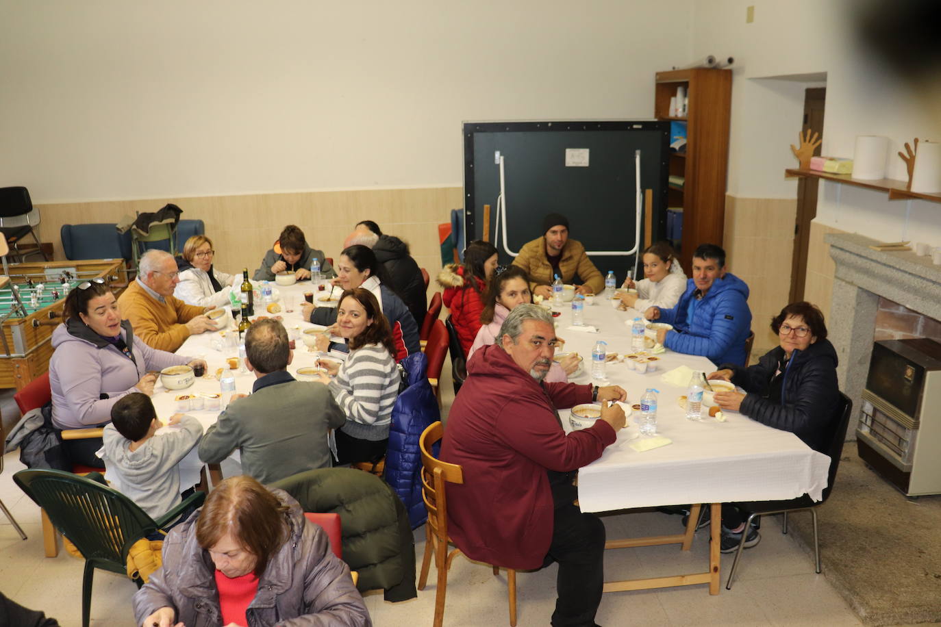 El Tejado disfruta de sus tradicionales patatas en una jornada de convivencia vecinal