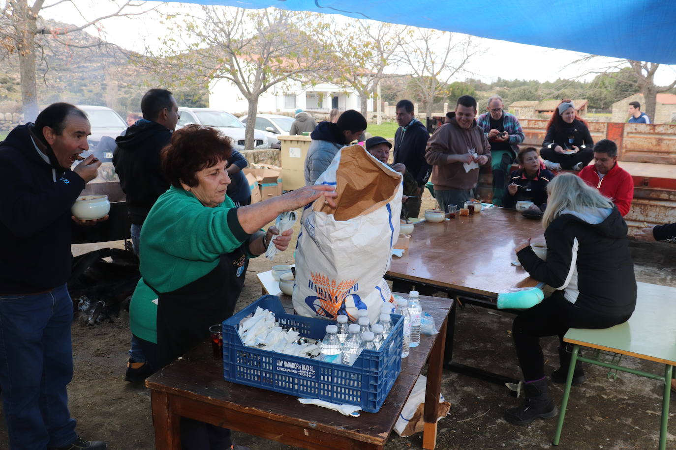 El Tejado disfruta de sus tradicionales patatas en una jornada de convivencia vecinal