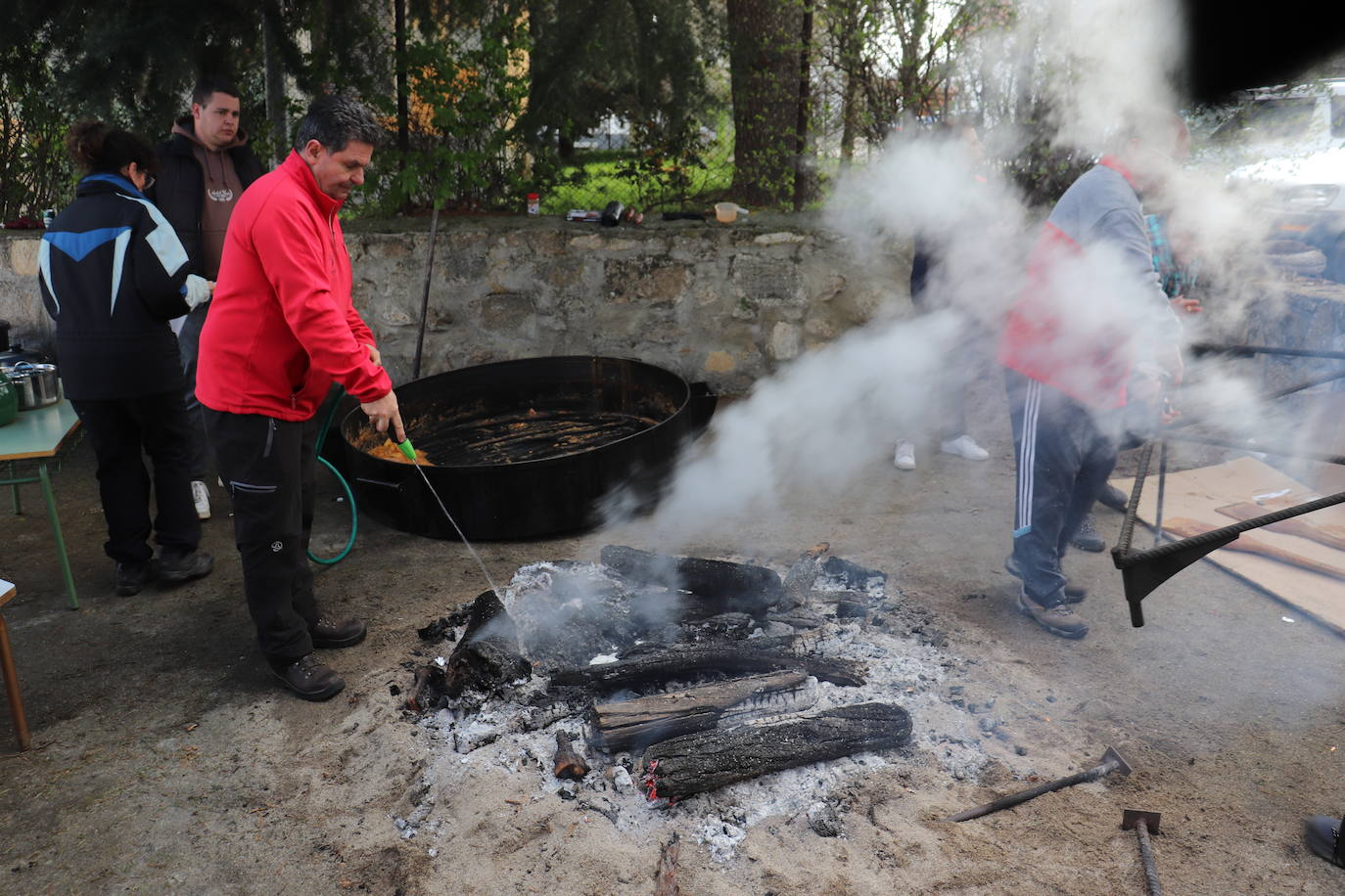 El Tejado disfruta de sus tradicionales patatas en una jornada de convivencia vecinal