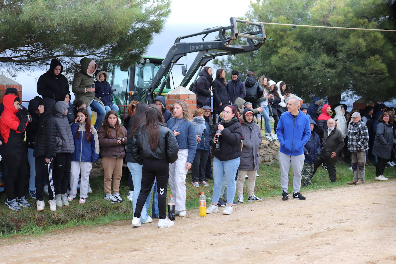 Los quintos de Cespedosa de Tormes desafían a la lluvia y celebran la carrera de cintas