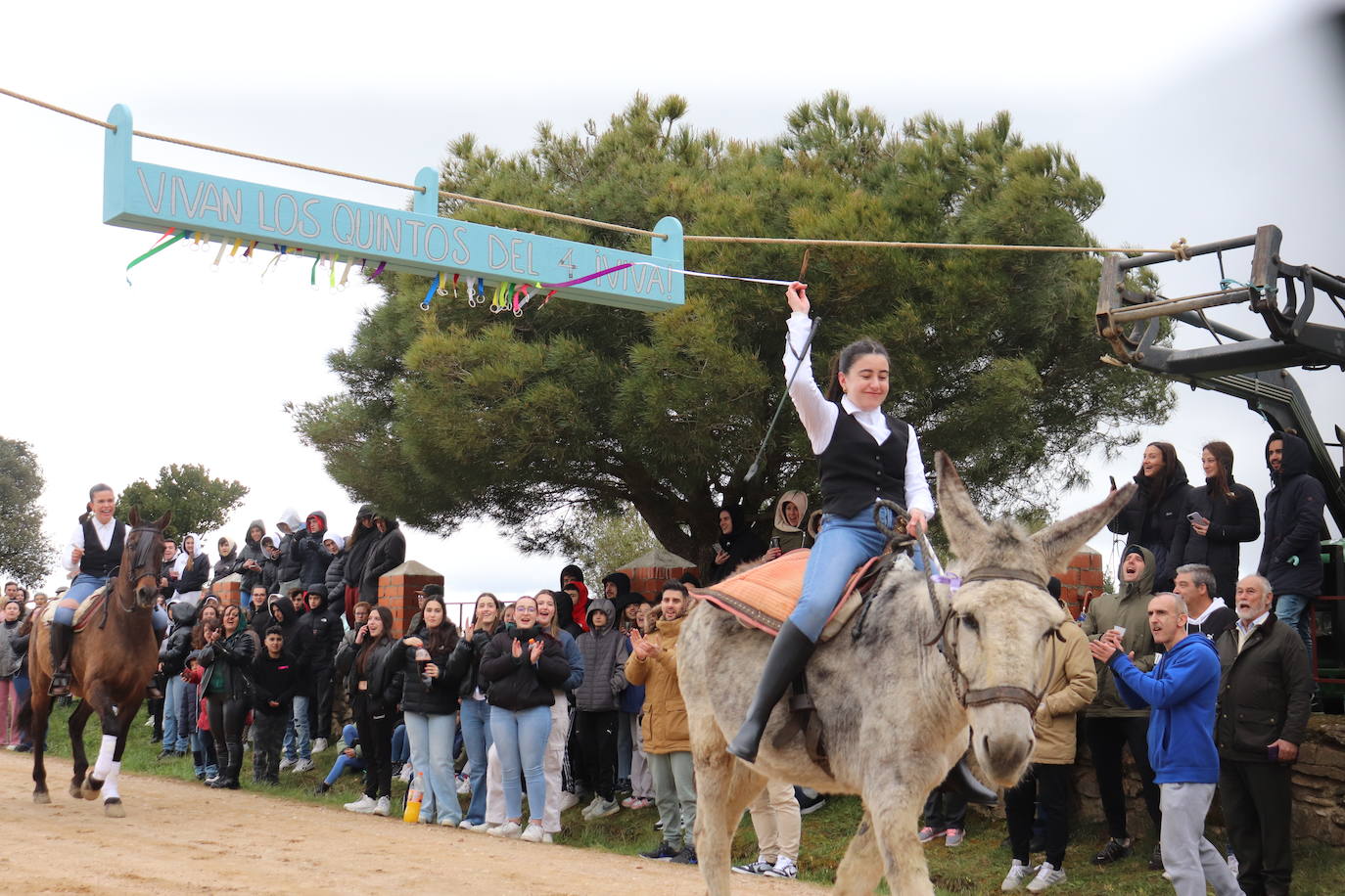 Los quintos de Cespedosa de Tormes desafían a la lluvia y celebran la carrera de cintas