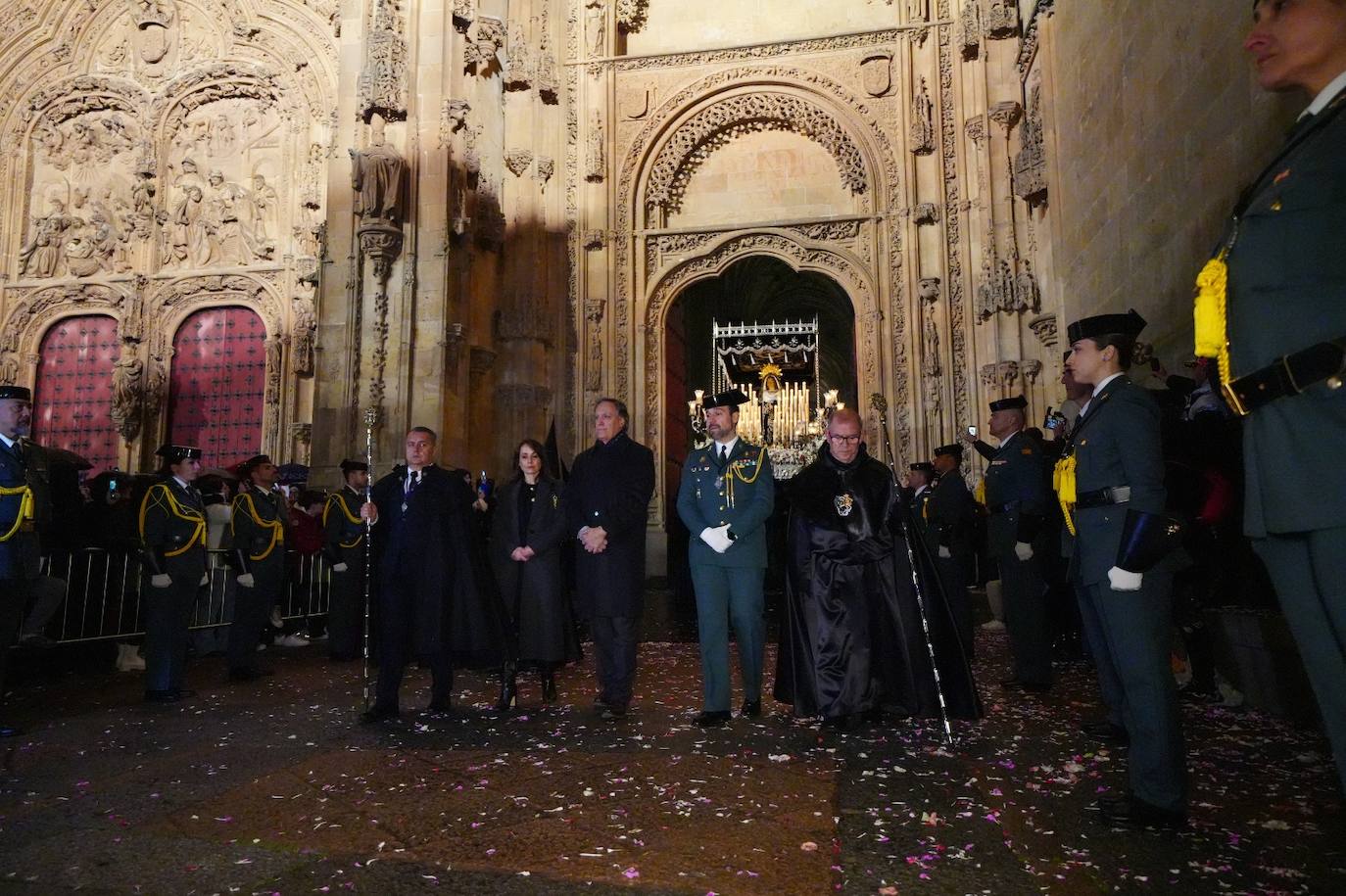 En imágenes: cientos de fieles acompañan a La Soledad en su noche de luto por las calles de Salamanca