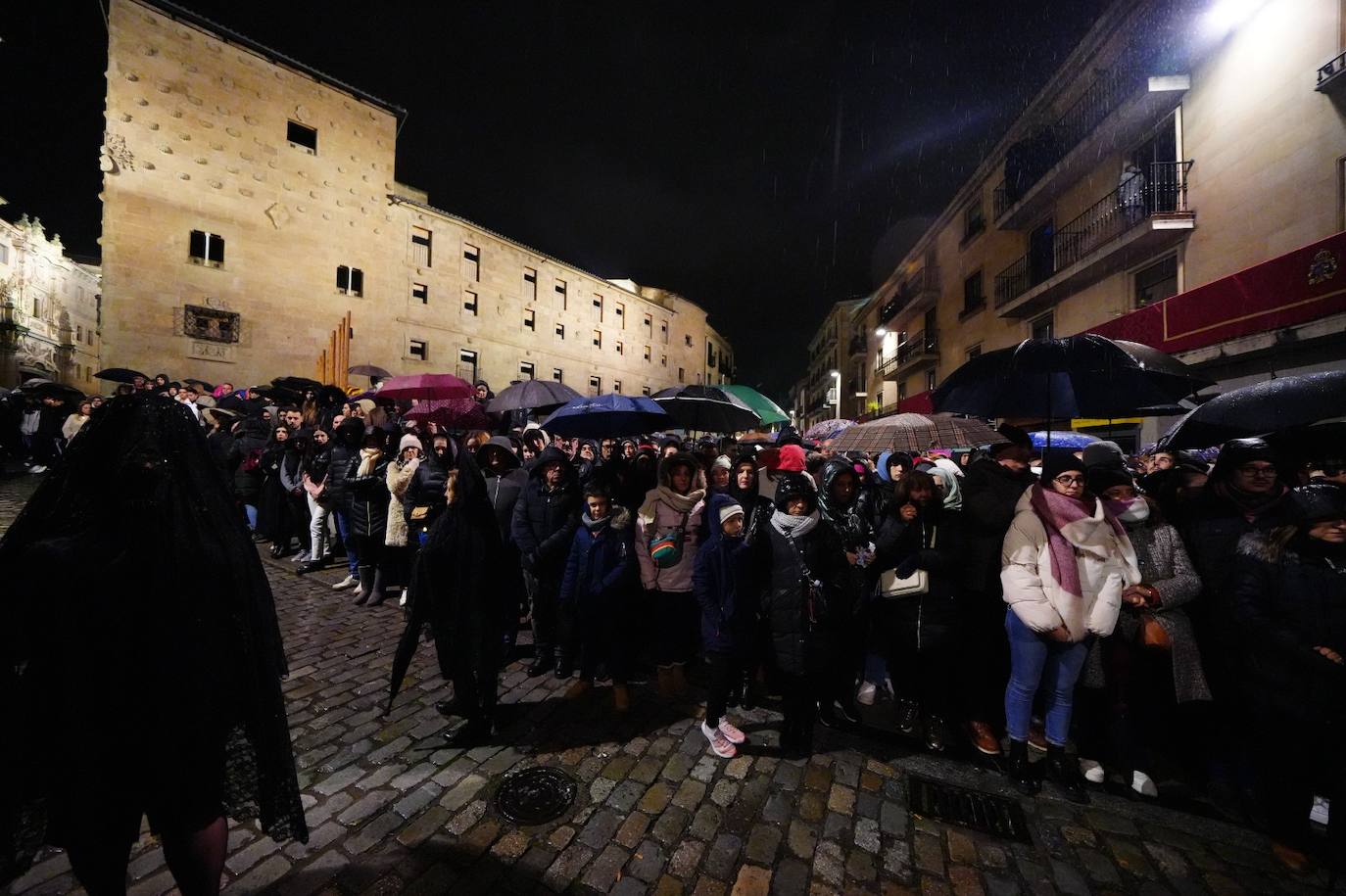 En imágenes: cientos de fieles acompañan a La Soledad en su noche de luto por las calles de Salamanca