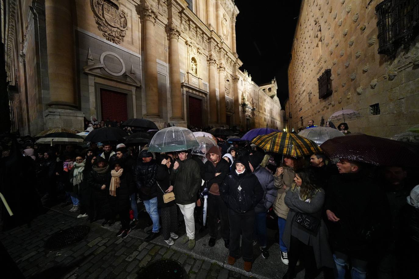 En imágenes: cientos de fieles acompañan a La Soledad en su noche de luto por las calles de Salamanca