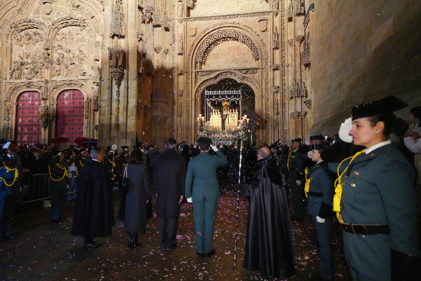 En imágenes: cientos de fieles acompañan a La Soledad en su noche de luto por las calles de Salamanca