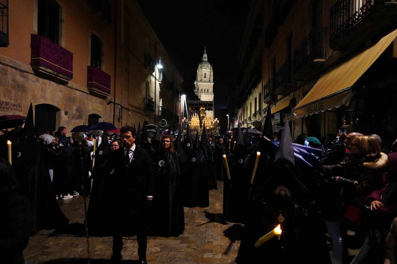 En imágenes: cientos de fieles acompañan a La Soledad en su noche de luto por las calles de Salamanca