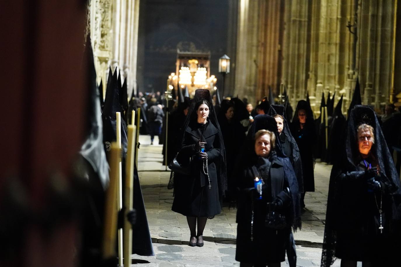 En imágenes: cientos de fieles acompañan a La Soledad en su noche de luto por las calles de Salamanca