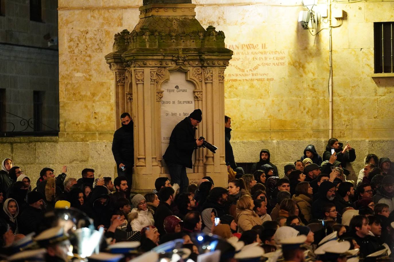 En imágenes: cientos de fieles acompañan a La Soledad en su noche de luto por las calles de Salamanca