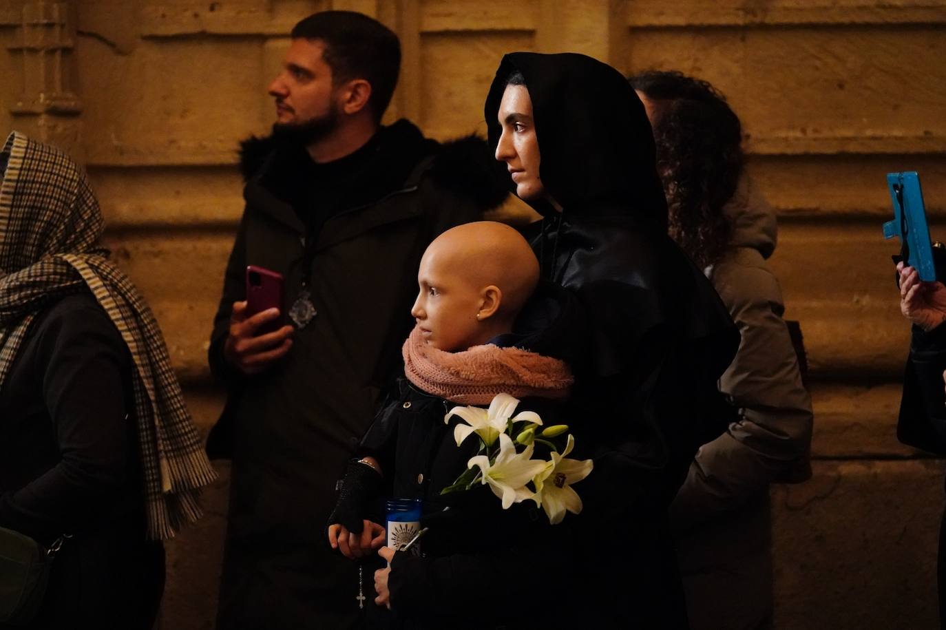 En imágenes: cientos de fieles acompañan a La Soledad en su noche de luto por las calles de Salamanca