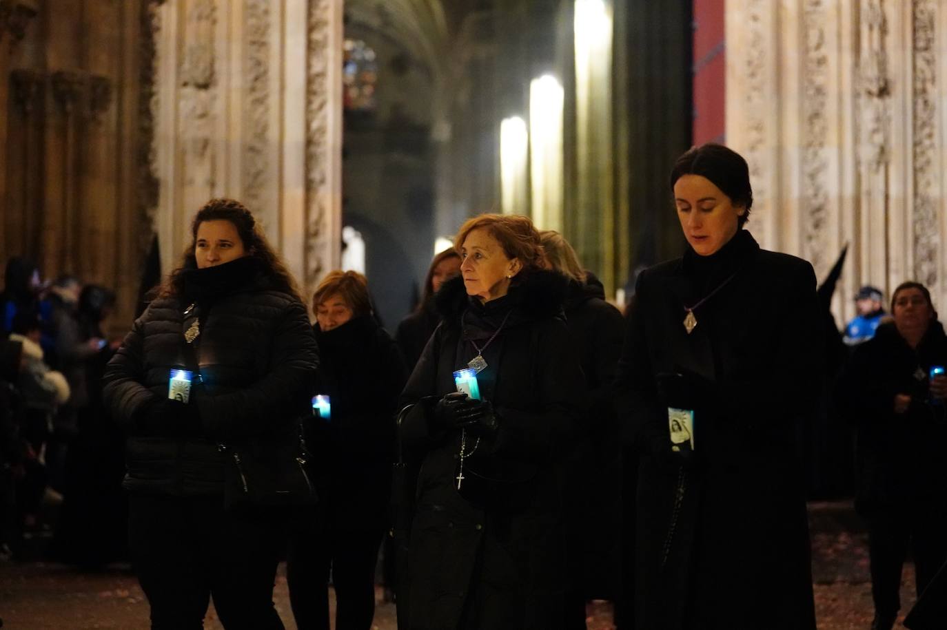 En imágenes: cientos de fieles acompañan a La Soledad en su noche de luto por las calles de Salamanca