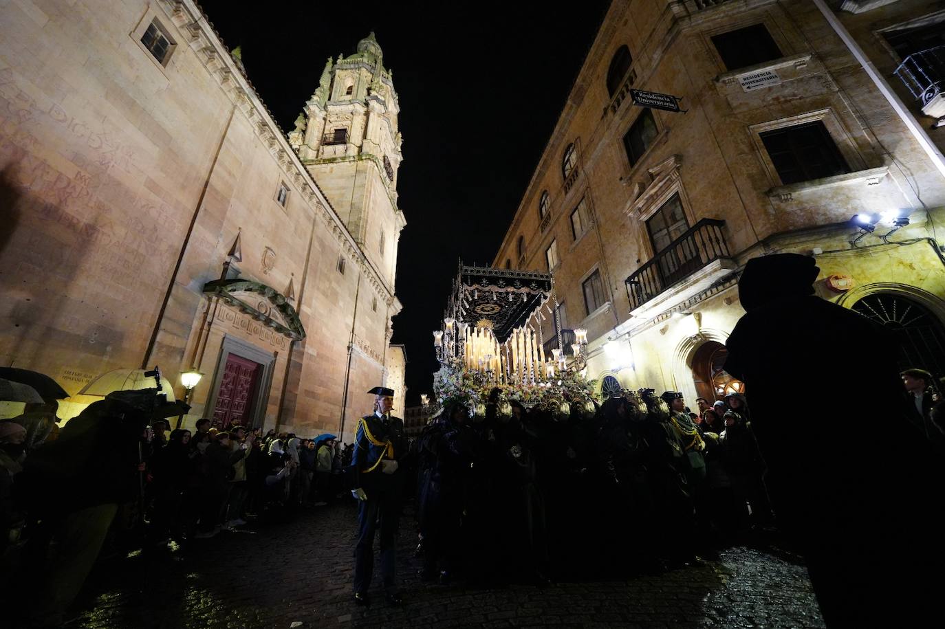 En imágenes: cientos de fieles acompañan a La Soledad en su noche de luto por las calles de Salamanca