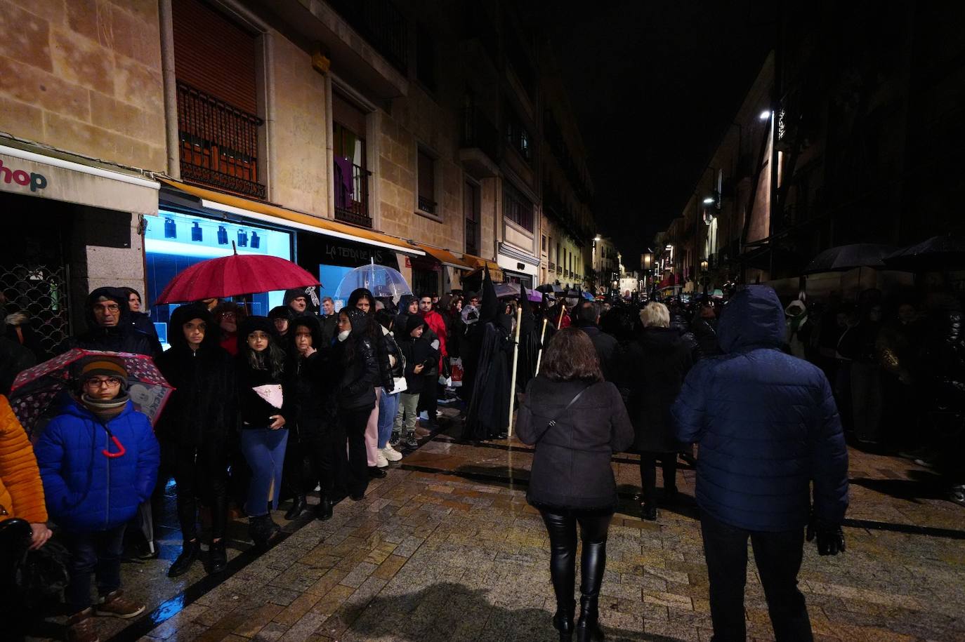 En imágenes: cientos de fieles acompañan a La Soledad en su noche de luto por las calles de Salamanca